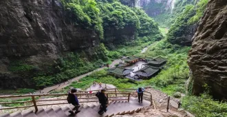 ทัวร์จีน ฉงชิ่ง อู่หลง หลุมฟ้าสะพานสวรรค์ อุทยานเขานางฟ้า นั่งรถไฟทะลุตึก (ไม่ลงร้าน + อิสระ 1 วัน)