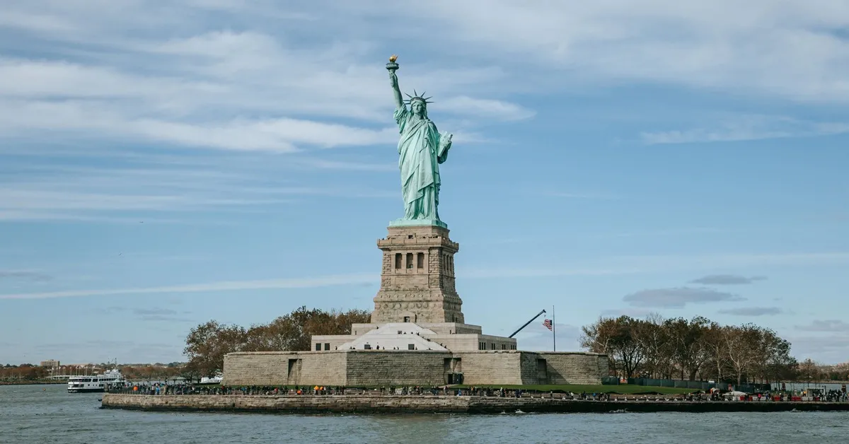 Canada USA the Statue of Liberty - ทัวร์แคนาดา อเมริกา อนุสาวรีย์เทพีเสรีภาพ โตรอนโต จัตุรัสนาธาน ฟิลลิปส์ น้ำตกไนแองการา 
