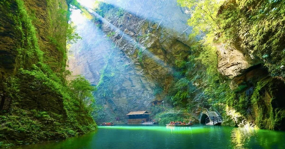 ทัวร์จีน ฉงชิ่ง เอินซือ ล่องเรือมังกรแม่น้ำก้งสุ่ย อุทยานเขาผิงซาน นั่งรถไฟทะลุตึก หงหยาต้ง รถไฟความเร็วสูง (ไม่ลงร้าน)