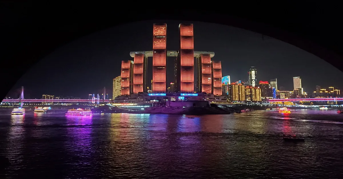 ทัวร์จีน บินตรงฉงชิ่ง อู่หลง จัตุรัสราฟเฟิลส์ ซิตี้ รถไฟทะลุตึก (ไม่ลงร้าน)