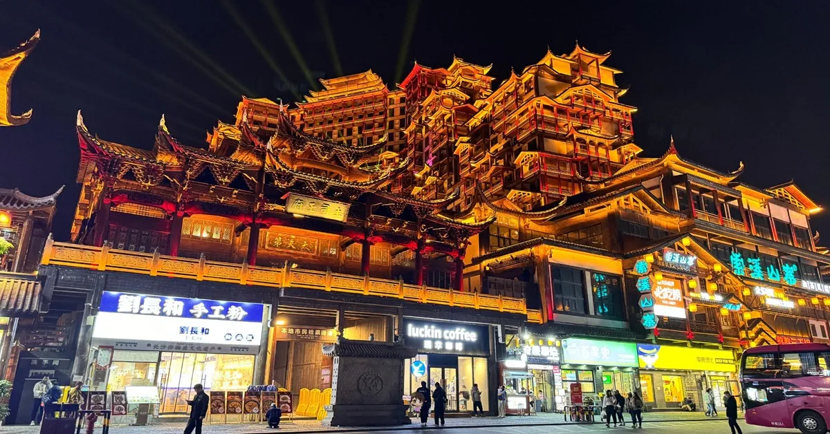 ทัวร์จีน จางเจียเจี้ย ฝูหรงเจิ้น ตึกมหัศจรรย์ 72 ชั้น น้ำพุร้อนบูเอ๋อร์เหมิน  (ลงร้าน)