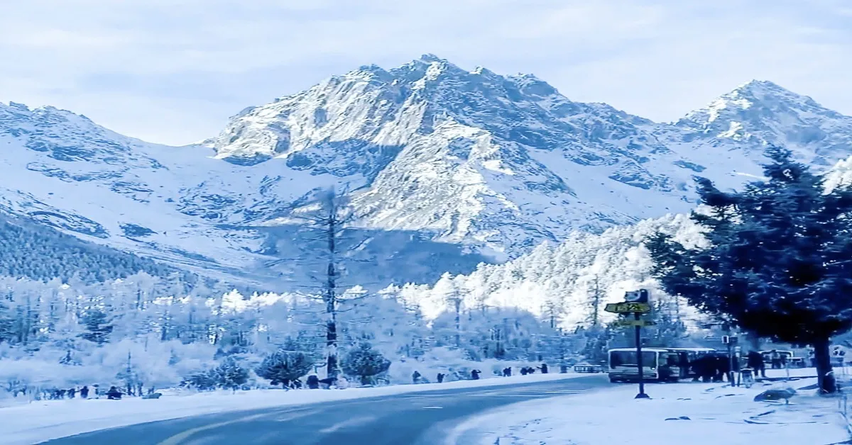 ทัวร์จีน เฉิงตู ฉงชิ่ง อุทยานเขาสี่ดรุณี รถไฟทะลุตึก หงหยาต้ง