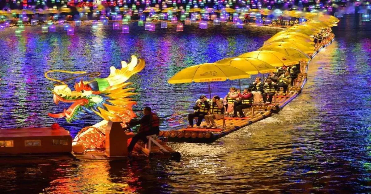 ทัวร์จีน เอินซือ เอนซือ ซานเสีย อุทยานผิงซาน ล่องเรือชมแกรนด์แคนยอน อุทยานป่าหินโซบูย่า ชมเรือมังกรแม่น้ำก้งสุ่ยยามค่ำคืน