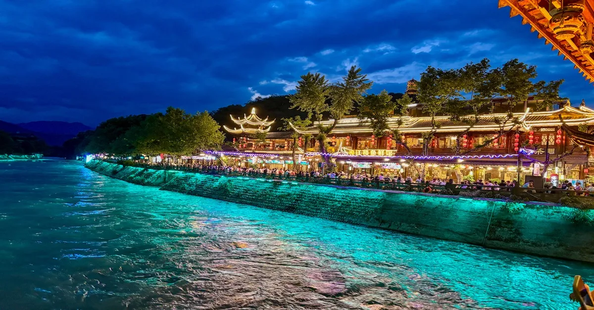 ทัวร์จีน เฉิงตู ตูเจียงเยี่ยน เมืองโบราณก้วนเซี่ยน จตุรัสหย่างเทียนวู่ หมีแพนด้ายักษ์ปีนตึก