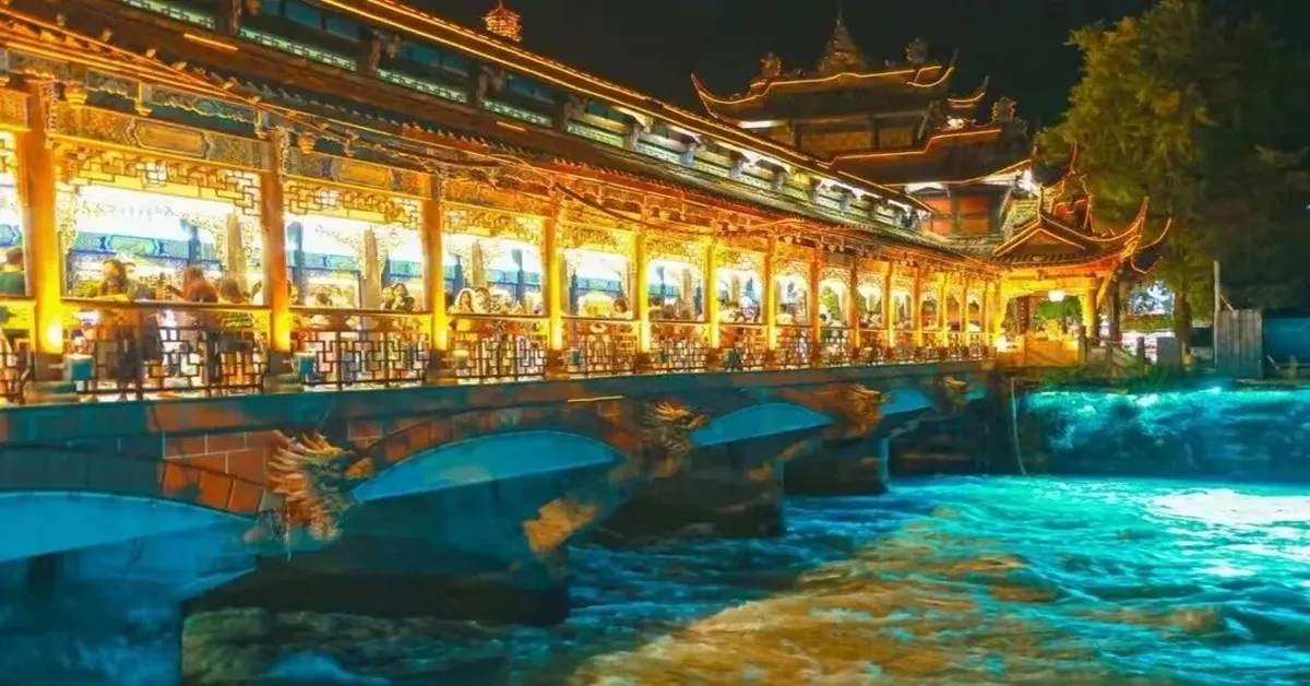 ทัวร์จีน เฉิงตู เมืองโบราณตูเจียงเยี่ยน ชมน้ำตาสีฟ้า ตึก IFS แพนด้าปีนตึก