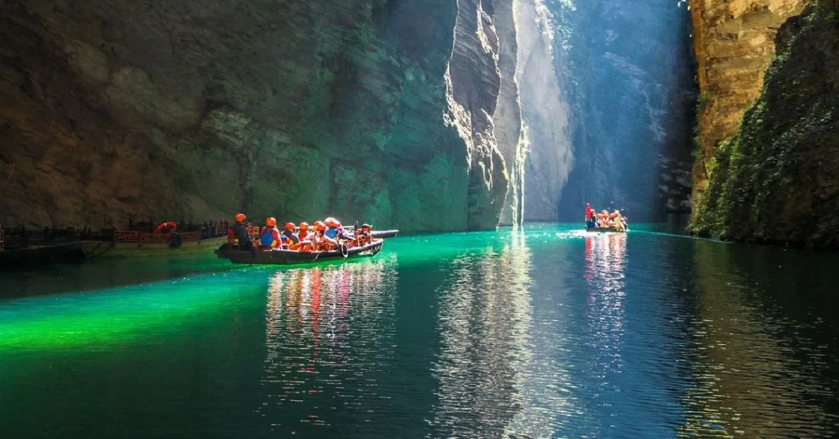 ทัวร์จีน อี๋ซาง เอินซือ แกรนด์แคนยอนผิงซานและถ้ำสามสหาย